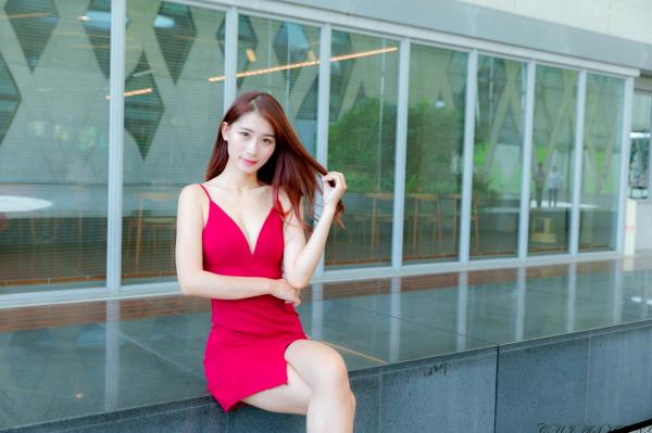 李霈柔   台湾正妹小雨火辣开叉红裙与优雅职场OL黑丝制服外拍，气质迷人，性感写真集36P第20张图片