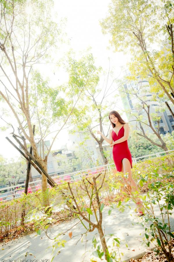 李霈柔   台湾正妹小雨火辣开叉红裙与优雅职场OL黑丝制服外拍，气质迷人，性感写真集36P第22张图片
