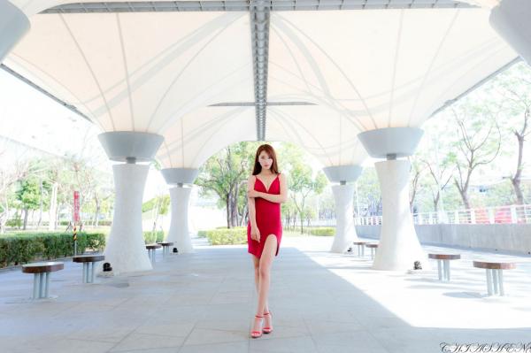 李霈柔   台湾正妹小雨火辣开叉红裙与优雅职场OL黑丝制服外拍，气质迷人，性感写真集36P第23张图片