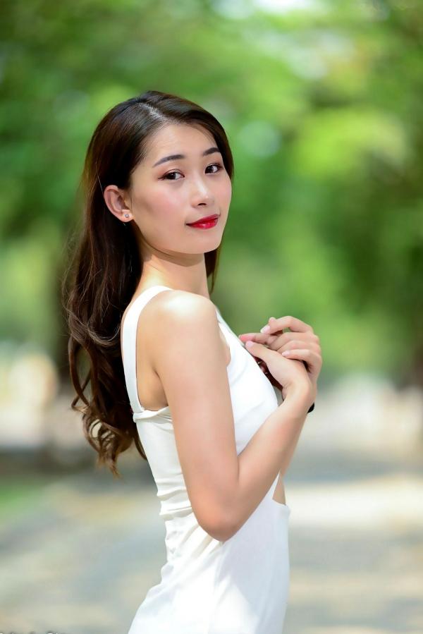 李霈柔   台湾正妹小雨《左营植物园》户外写真，白色修身裙尽显曼妙身姿，性感女神外拍美腿精选集第3张图片