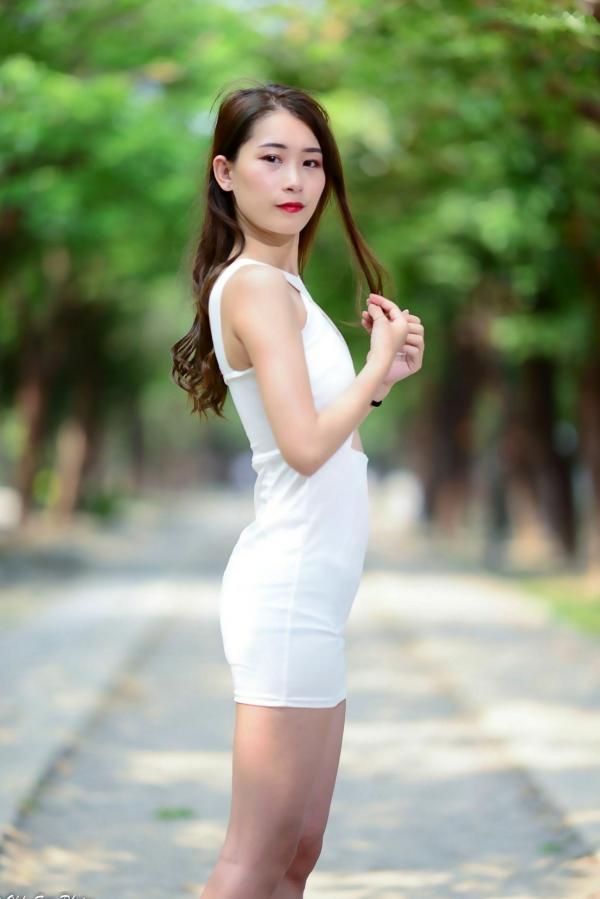 李霈柔   台湾正妹小雨《左营植物园》户外写真，白色修身裙尽显曼妙身姿，性感女神外拍美腿精选集第9张图片