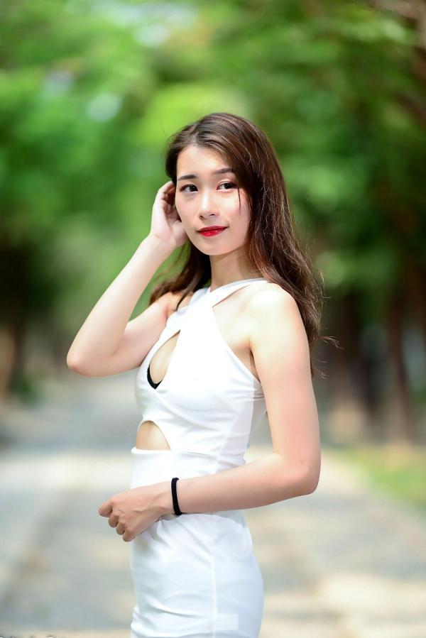 李霈柔   台湾正妹小雨《左营植物园》户外写真，白色修身裙尽显曼妙身姿，性感女神外拍美腿精选集第14张图片