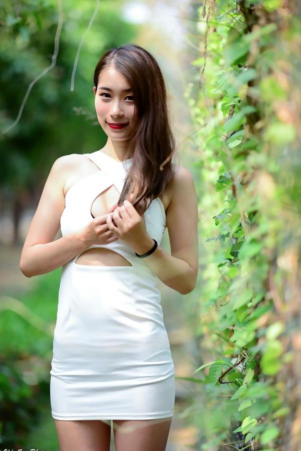 李霈柔   台湾正妹小雨《左营植物园》户外写真，白色修身裙尽显曼妙身姿，性感女神外拍美腿精选集第24张图片