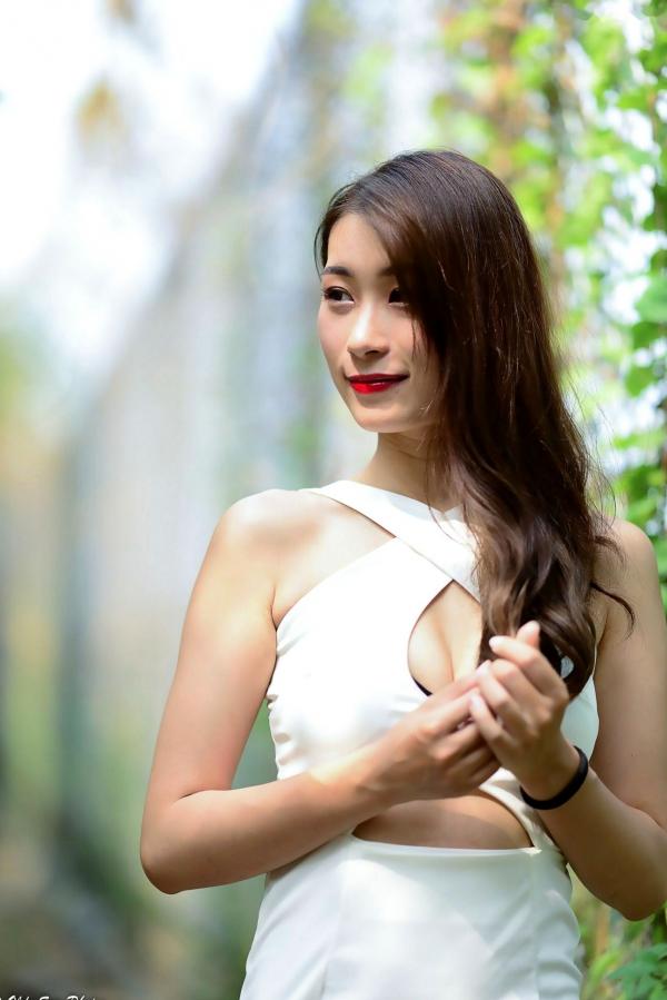 李霈柔   台湾正妹小雨《左营植物园》户外写真，白色修身裙尽显曼妙身姿，性感女神外拍美腿精选集第25张图片