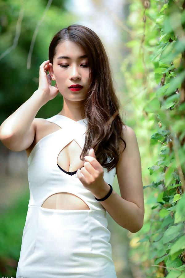 李霈柔   台湾正妹小雨《左营植物园》户外写真，白色修身裙尽显曼妙身姿，性感女神外拍美腿精选集第26张图片