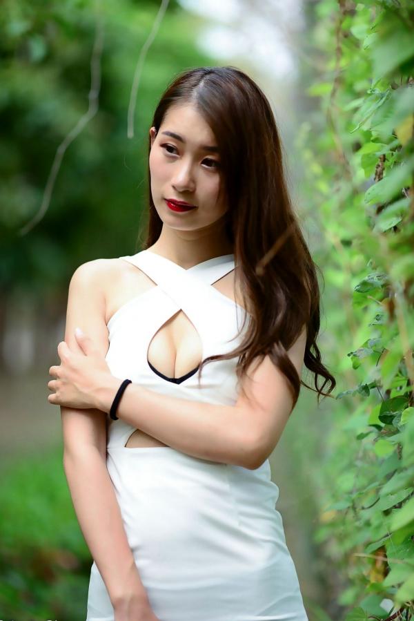 李霈柔   台湾正妹小雨《左营植物园》户外写真，白色修身裙尽显曼妙身姿，性感女神外拍美腿精选集第33张图片