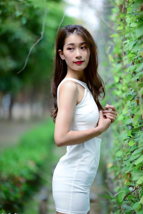 李霈柔   台湾正妹小雨《左营植物园》户外写真，白色修身裙尽显曼妙身姿，性感女神外拍美腿精选集第35张图片