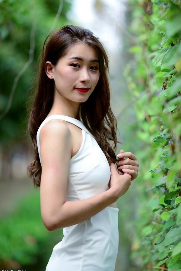 李霈柔   台湾正妹小雨《左营植物园》户外写真，白色修身裙尽显曼妙身姿，性感女神外拍美腿精选集第36张图片