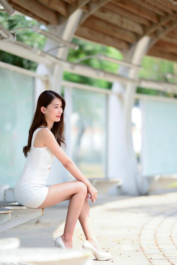 李霈柔   台湾正妹小雨《左营植物园》户外写真，白色修身裙尽显曼妙身姿，性感女神外拍美腿精选集第42张图片
