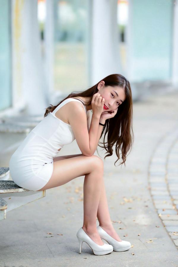 李霈柔   台湾正妹小雨《左营植物园》户外写真，白色修身裙尽显曼妙身姿，性感女神外拍美腿精选集第47张图片