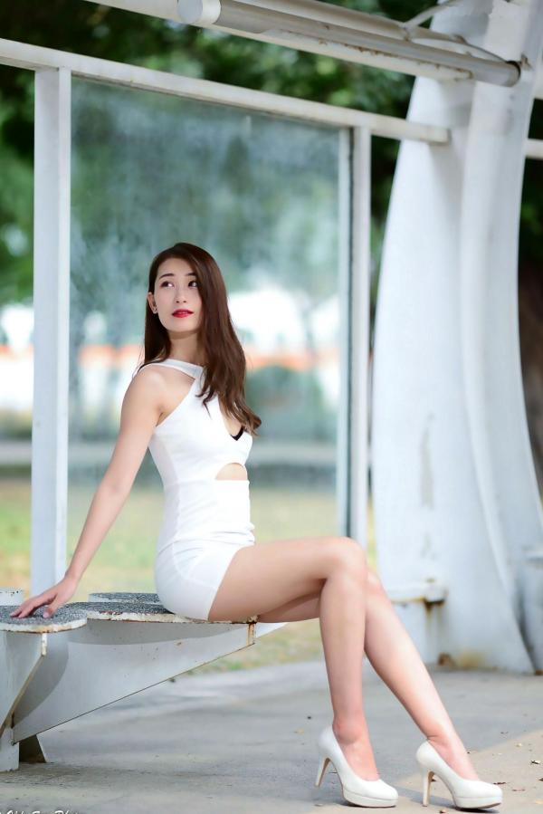 李霈柔   台湾正妹小雨《左营植物园》户外写真，白色修身裙尽显曼妙身姿，性感女神外拍美腿精选集第49张图片