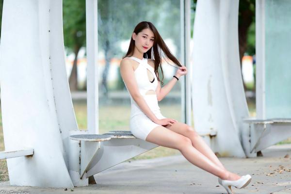 李霈柔   台湾正妹小雨《左营植物园》户外写真，白色修身裙尽显曼妙身姿，性感女神外拍美腿精选集第50张图片