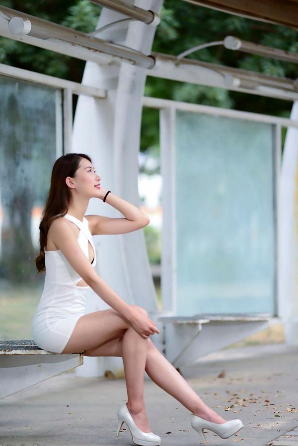 李霈柔   台湾正妹小雨《左营植物园》户外写真，白色修身裙尽显曼妙身姿，性感女神外拍美腿精选集第55张图片