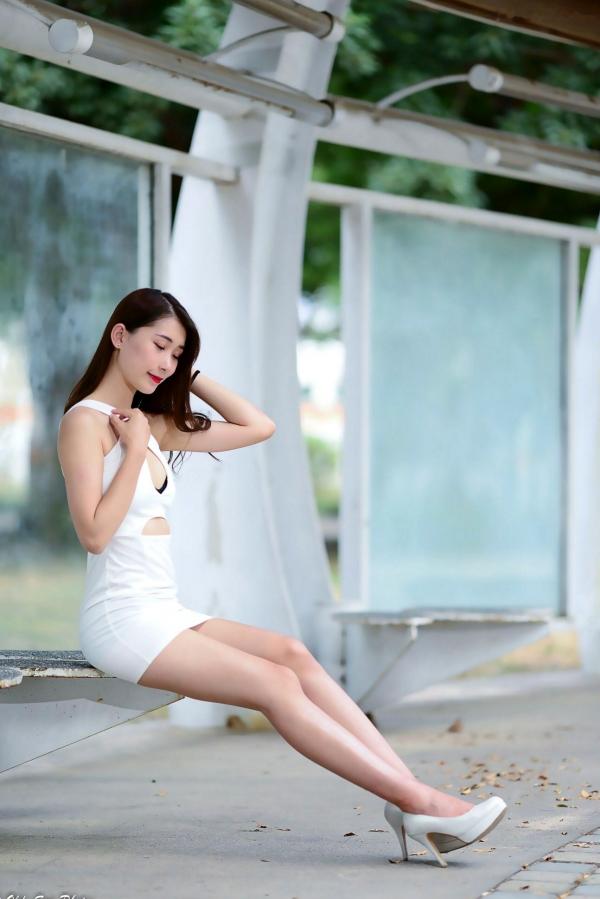 李霈柔   台湾正妹小雨《左营植物园》户外写真，白色修身裙尽显曼妙身姿，性感女神外拍美腿精选集第57张图片
