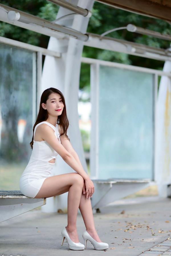李霈柔   台湾正妹小雨《左营植物园》户外写真，白色修身裙尽显曼妙身姿，性感女神外拍美腿精选集第58张图片