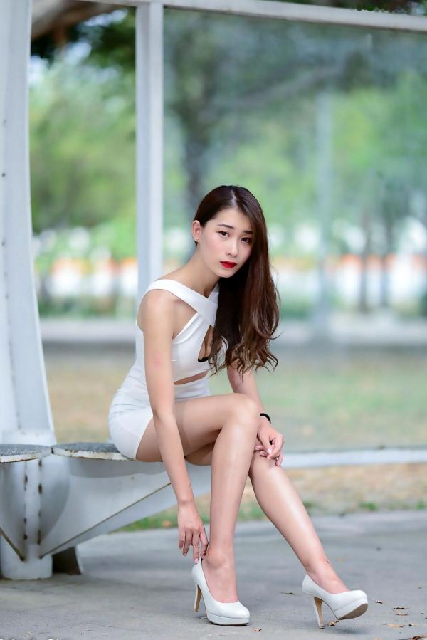 李霈柔   台湾正妹小雨《左营植物园》户外写真，白色修身裙尽显曼妙身姿，性感女神外拍美腿精选集第63张图片
