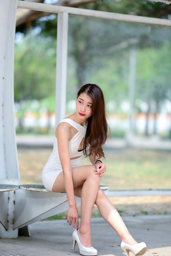李霈柔   台湾正妹小雨《左营植物园》户外写真，白色修身裙尽显曼妙身姿，性感女神外拍美腿精选集第66张图片
