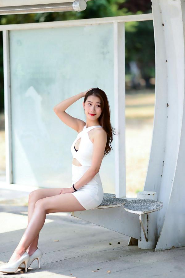 李霈柔   台湾正妹小雨《左营植物园》户外写真，白色修身裙尽显曼妙身姿，性感女神外拍美腿精选集第74张图片