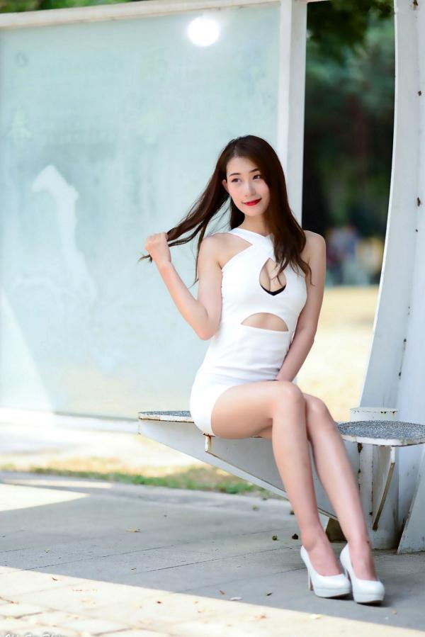 李霈柔   台湾正妹小雨《左营植物园》户外写真，白色修身裙尽显曼妙身姿，性感女神外拍美腿精选集第82张图片