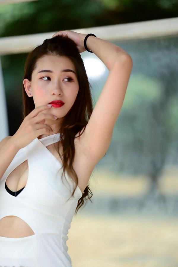 李霈柔   台湾正妹小雨《左营植物园》户外写真，白色修身裙尽显曼妙身姿，性感女神外拍美腿精选集第86张图片