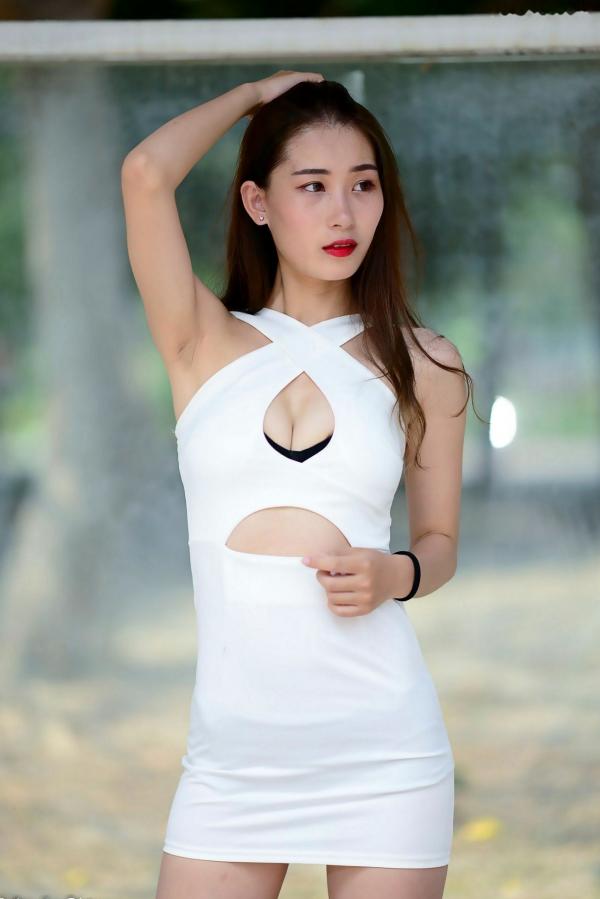 李霈柔   台湾正妹小雨《左营植物园》户外写真，白色修身裙尽显曼妙身姿，性感女神外拍美腿精选集第87张图片