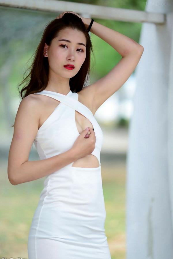 李霈柔   台湾正妹小雨《左营植物园》户外写真，白色修身裙尽显曼妙身姿，性感女神外拍美腿精选集第90张图片