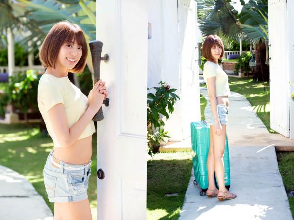 山岸奈津美   山岸奈津美 - RESORT STYLE，清纯短发甜美度假写真，泳池畔优雅紫裙与清新居家私房，尽显女神气质与迷人曲线第7张图片