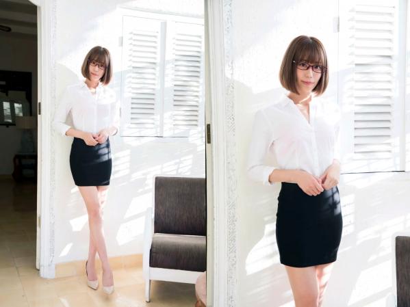 山岸奈津美   山岸奈津美 - RESORT STYLE，清纯短发甜美度假写真，泳池畔优雅紫裙与清新居家私房，尽显女神气质与迷人曲线第20张图片