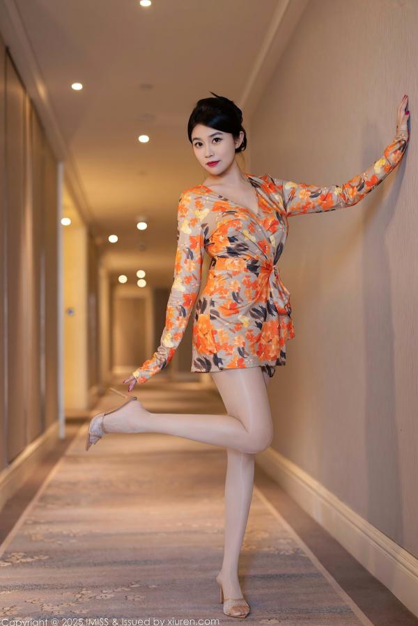 许诺Sabrina   爱蜜社796期：许诺Sabrina肉色丝袜诱惑，花色短裙下粉色内衣若隐若现，室内私房大尺度美腿写真第7张图片