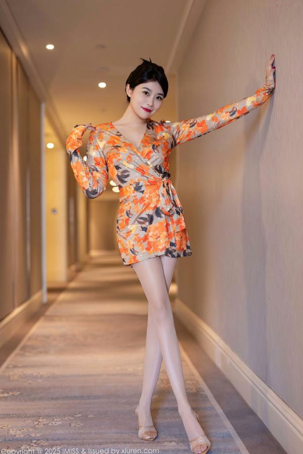 许诺Sabrina   爱蜜社796期：许诺Sabrina肉色丝袜诱惑，花色短裙下粉色内衣若隐若现，室内私房大尺度美腿写真第8张图片