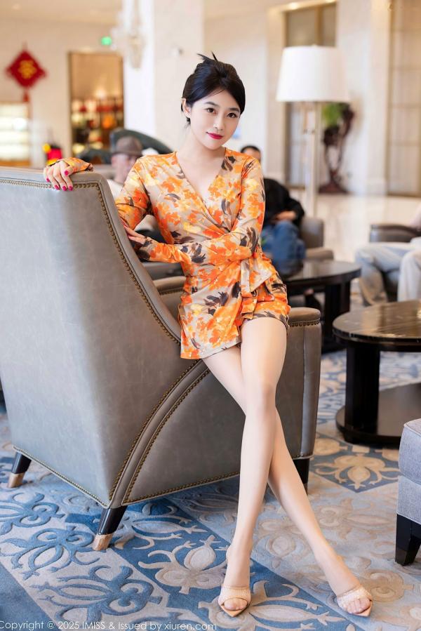 许诺Sabrina   爱蜜社796期：许诺Sabrina肉色丝袜诱惑，花色短裙下粉色内衣若隐若现，室内私房大尺度美腿写真第12张图片