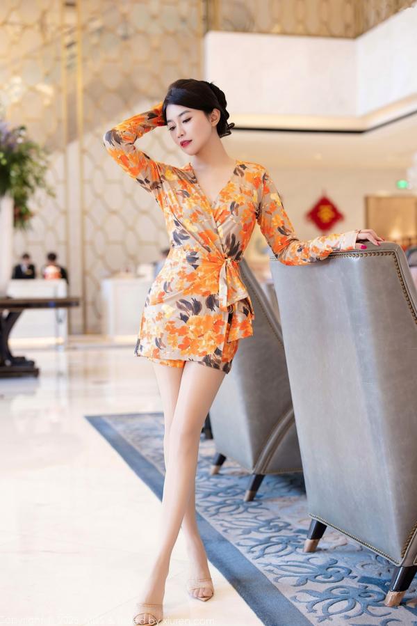许诺Sabrina   爱蜜社796期：许诺Sabrina肉色丝袜诱惑，花色短裙下粉色内衣若隐若现，室内私房大尺度美腿写真第13张图片