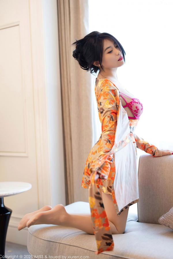许诺Sabrina   爱蜜社796期：许诺Sabrina肉色丝袜诱惑，花色短裙下粉色内衣若隐若现，室内私房大尺度美腿写真第44张图片