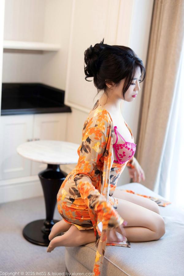 许诺Sabrina   爱蜜社796期：许诺Sabrina肉色丝袜诱惑，花色短裙下粉色内衣若隐若现，室内私房大尺度美腿写真第45张图片
