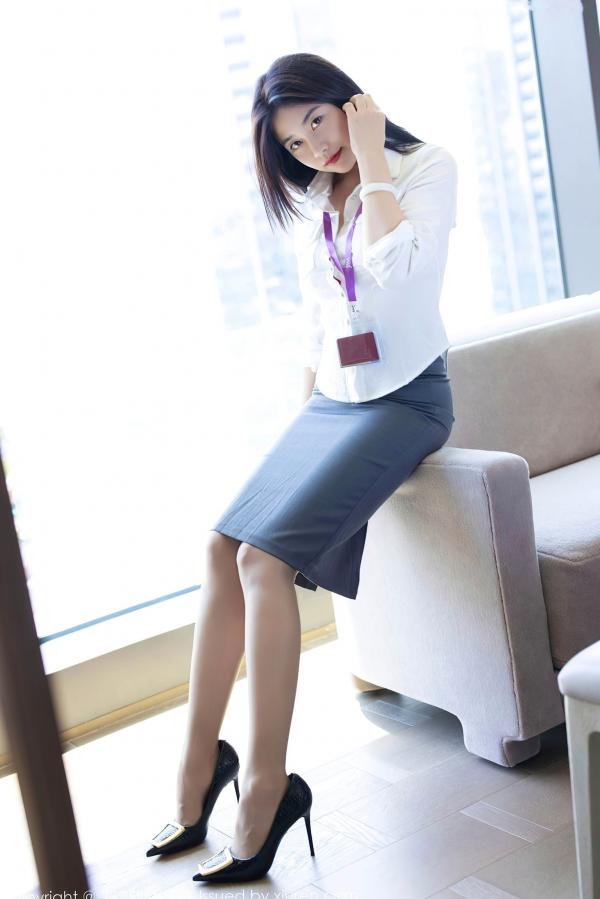 许诺Sabrina   IMiss爱蜜社-795-许诺Sabrina-职场OL制服诱惑-白衬衫灰短裙粉色内衣穿搭-极致丝袜美腿-2025.07.10-无圣光大尺度唯美写真第9张图片