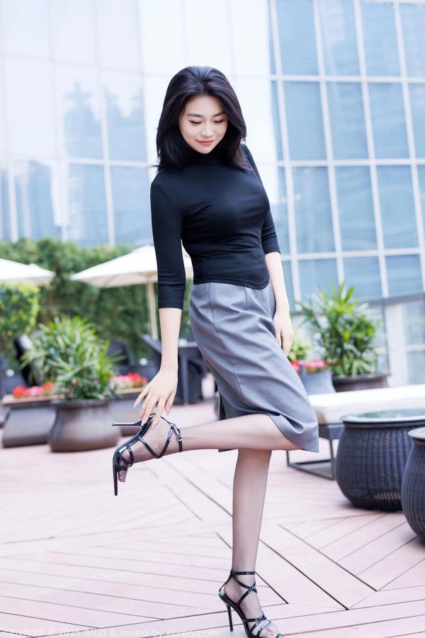 许诺Sabrina   IMiss爱蜜社-794-许诺Sabrina-黑色OL职场制服诱惑-黑丝美腿浴室私房写真-无圣光大尺度第13张图片