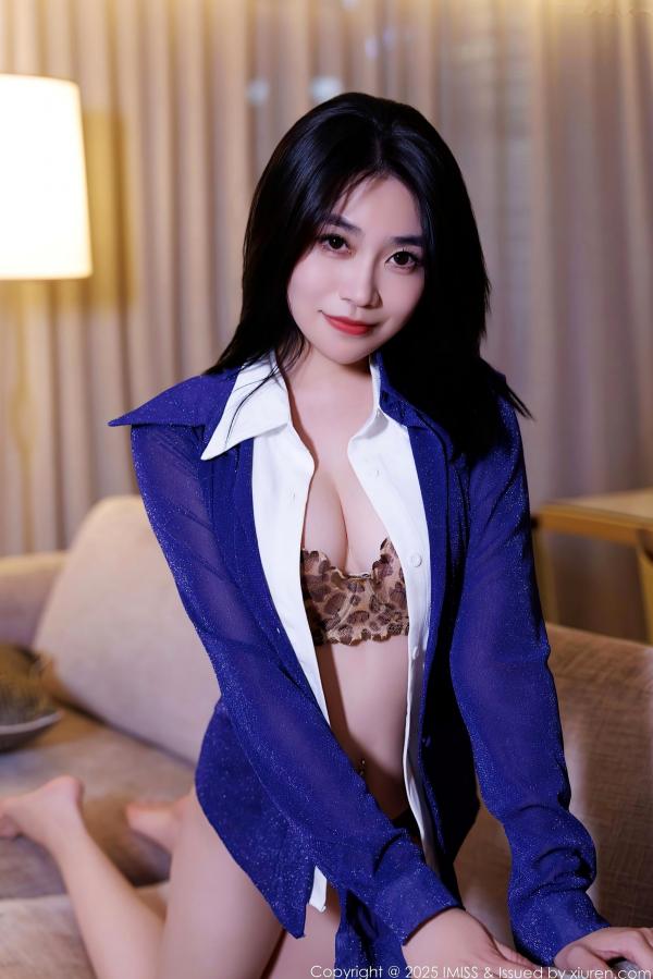 许诺Sabrina   IMiss爱蜜社-792-许诺Sabrina-蓝色衬衫搭配闪亮丝袜的职场诱惑-2025.05.26-大尺度私房写真第55张图片