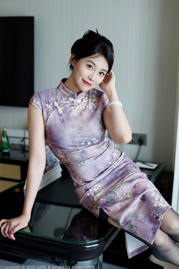 许诺Sabrina   IMiss爱蜜社-791-许诺Sabrina紫色改良旗袍与诱惑黑丝-室内私房写真-无圣光大尺度-2025.05.21第10张图片