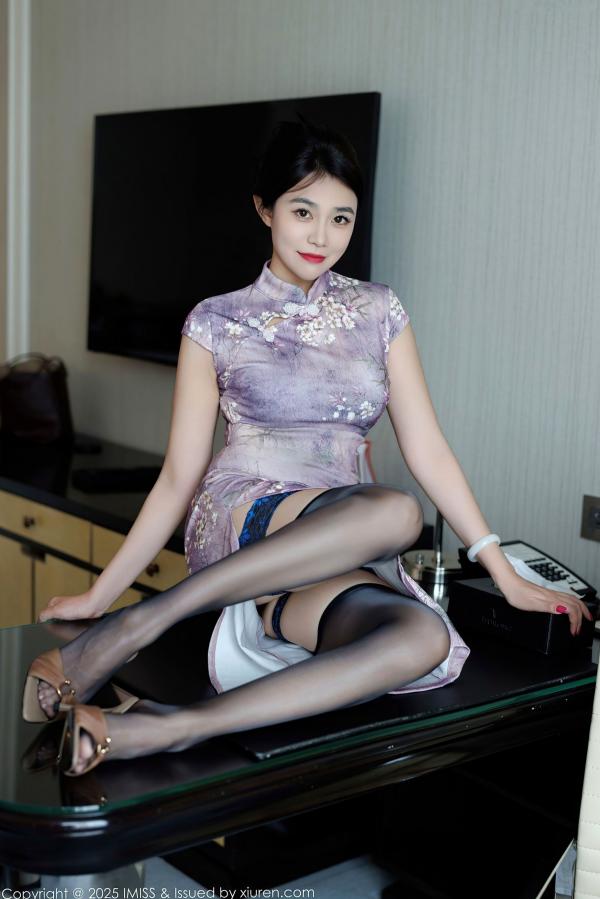 许诺Sabrina   IMiss爱蜜社-791-许诺Sabrina紫色改良旗袍与诱惑黑丝-室内私房写真-无圣光大尺度-2025.05.21第12张图片