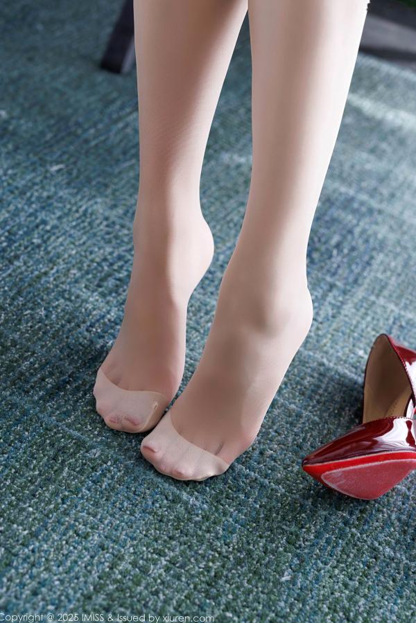 许诺Sabrina   IMiss爱蜜社-789-许诺Sabrina-灰色包臀裙OL制服诱惑-私房丝袜美腿-2025.04.16-无圣光大尺度第6张图片