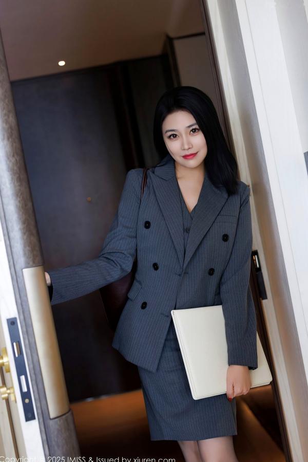 许诺Sabrina   IMiss爱蜜社787期：许诺Sabrina职场制服诱惑，深灰OL裙装与黑丝美腿，极致红色内衣私房写真第1张图片