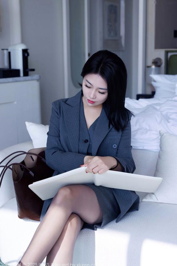 许诺Sabrina   IMiss爱蜜社787期：许诺Sabrina职场制服诱惑，深灰OL裙装与黑丝美腿，极致红色内衣私房写真第5张图片