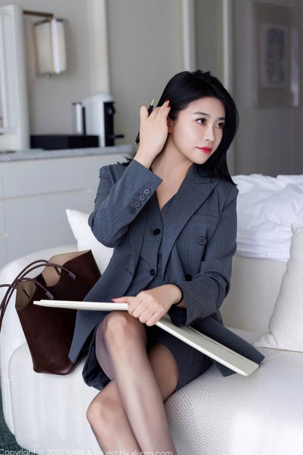 许诺Sabrina   IMiss爱蜜社787期：许诺Sabrina职场制服诱惑，深灰OL裙装与黑丝美腿，极致红色内衣私房写真第8张图片