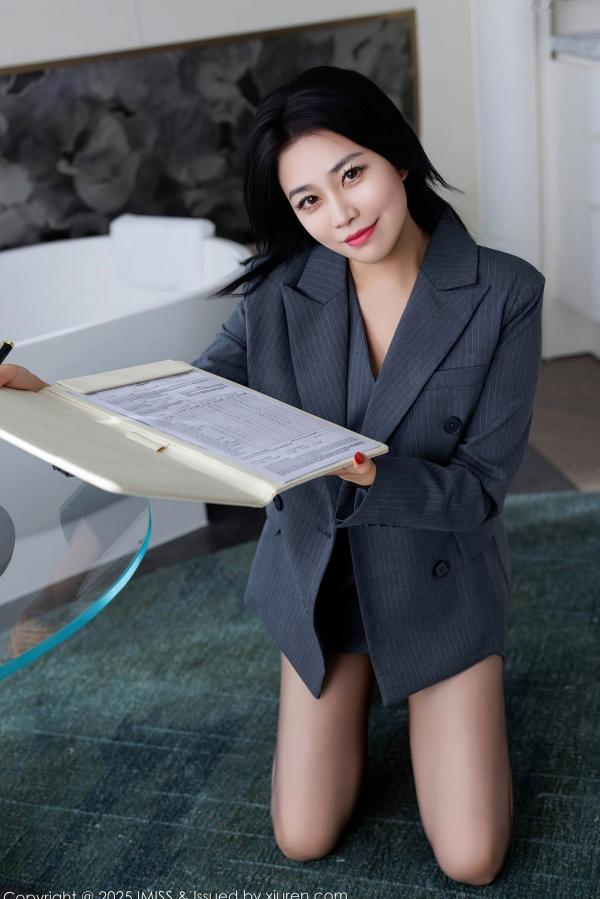 许诺Sabrina   IMiss爱蜜社787期：许诺Sabrina职场制服诱惑，深灰OL裙装与黑丝美腿，极致红色内衣私房写真第19张图片