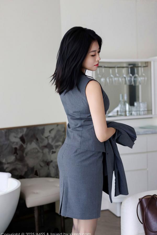 许诺Sabrina   IMiss爱蜜社787期：许诺Sabrina职场制服诱惑，深灰OL裙装与黑丝美腿，极致红色内衣私房写真第24张图片