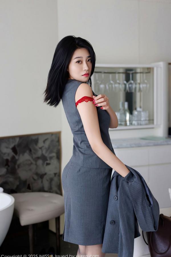许诺Sabrina   IMiss爱蜜社787期：许诺Sabrina职场制服诱惑，深灰OL裙装与黑丝美腿，极致红色内衣私房写真第26张图片