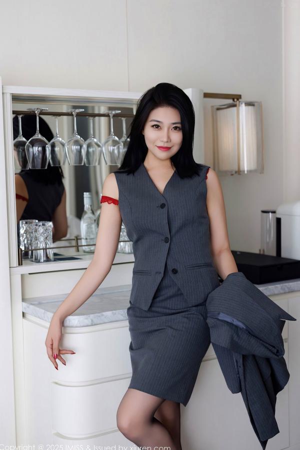 许诺Sabrina   IMiss爱蜜社787期：许诺Sabrina职场制服诱惑，深灰OL裙装与黑丝美腿，极致红色内衣私房写真第27张图片