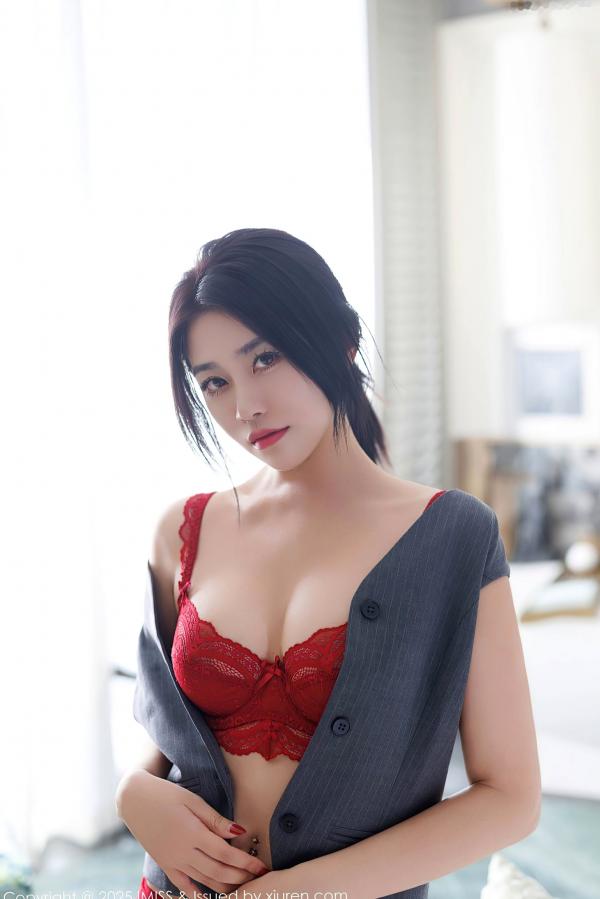 许诺Sabrina   IMiss爱蜜社787期：许诺Sabrina职场制服诱惑，深灰OL裙装与黑丝美腿，极致红色内衣私房写真第86张图片