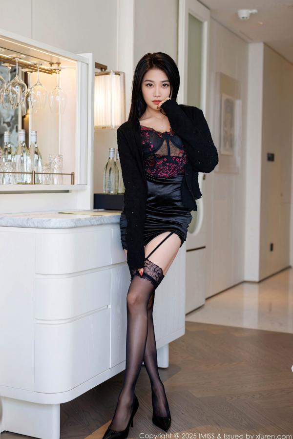 许诺Sabrina   IMiss爱蜜社第782期：许诺Sabrina卧室私房大尺度写真，黑色蕾丝吊带诱惑，极致黑丝美腿，性感撩人第3张图片