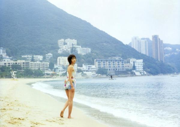 安田美沙子   PB写真集_安田美沙子《微熱》清纯泳装沙滩度假与街头活力写真[71P]第12张图片